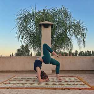 Léa, un professeur de yoga expérimenté à Marseille